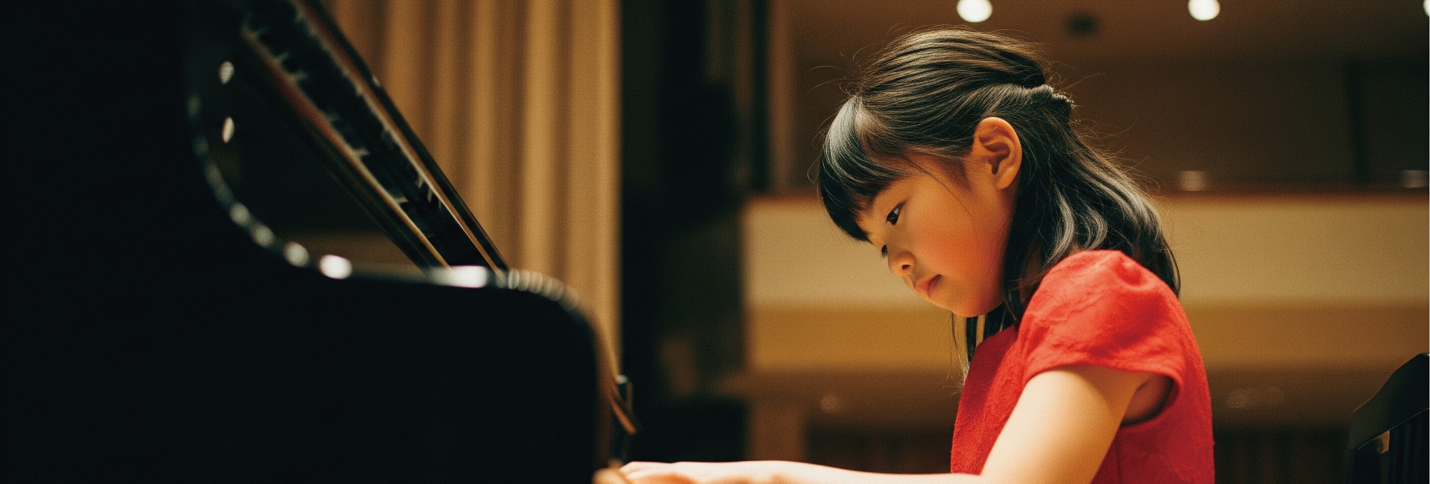 ピアノを弾くレッスン生徒