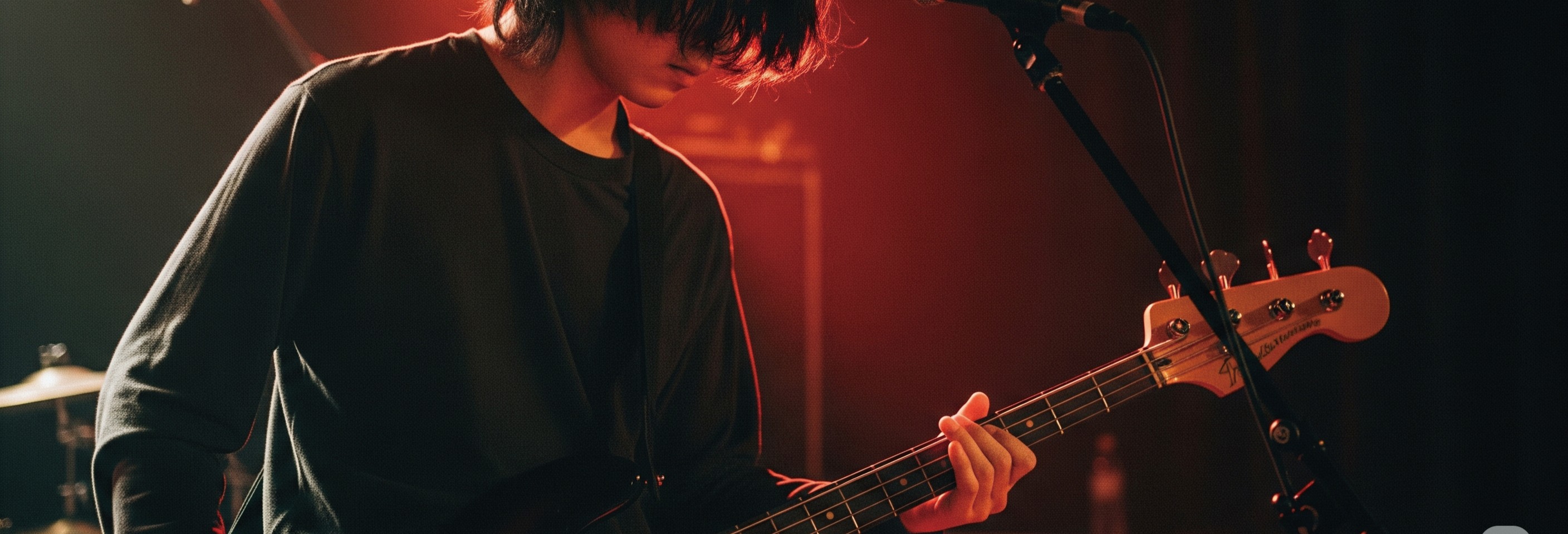 ベースを演奏する人物